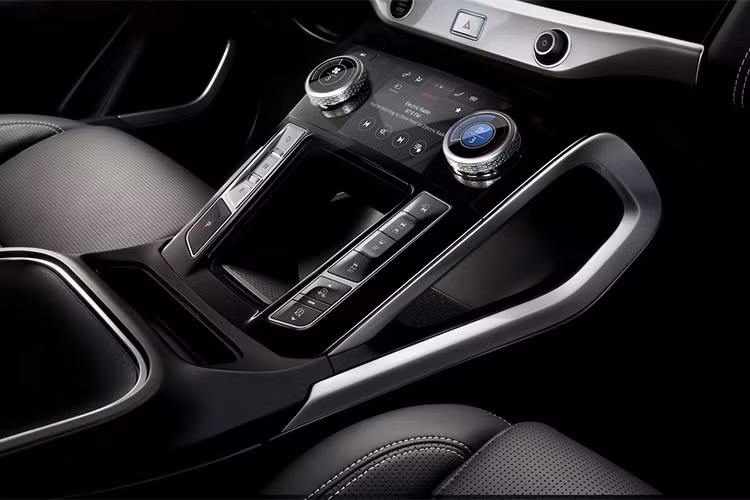 Cỗ máy hoàn toàn chạy bằng điện của Jaguar i-Peace có công suất cực đại lên đến 395 mã lực và 696 Nm momen xoắn, giúp xe có khả năng tăng tốc từ 0 đến 100 km/h trong khoảng thơi gian hơn 4,5 giây.