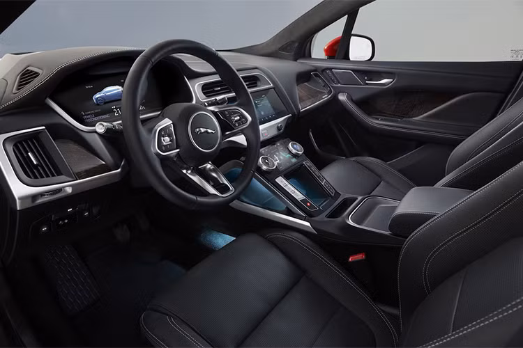 I-Pace chạy điện mới cũng là chiếc Jaguar đầu tiên cung cấp phần mềm thông qua vô tuyến và liên tục được cập nhật. Xe cũng được trang bị hệ thống dẫn đường mới EV, trợ lý ảo Amazon Alexa Skill và có thể cập nhật tính năng hay phần mềm qua kết nối Internet (OTA).