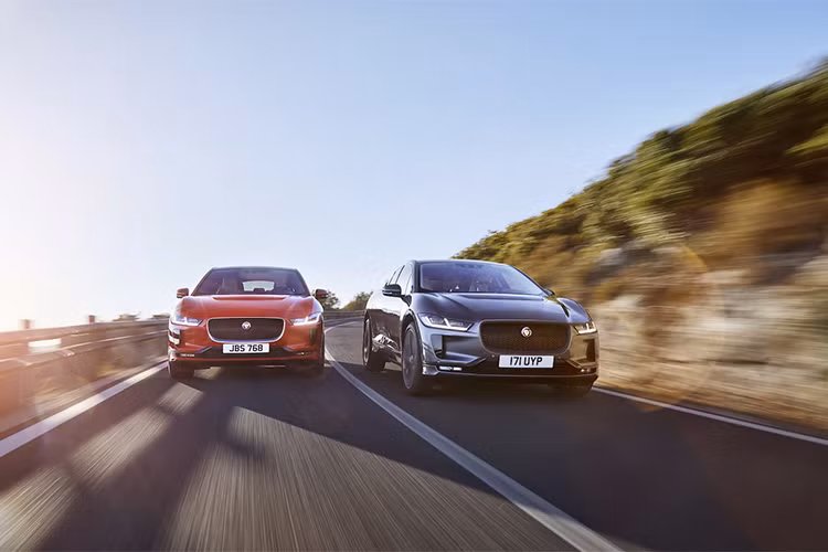 Mẫu xe ôtô điện Jaguar i-Pace 2019 sẽ có giá từ 63.495 bảng Anh (khoảng 87.000 USD - tương đương 1,98 tỷ đồng) và có các phiên bản gồm S, SE, HSE và First Edition. Xe cũng sẽ được ra mắt và trưng bày tại triển lãm Geneva Motor Show 2018 tới.