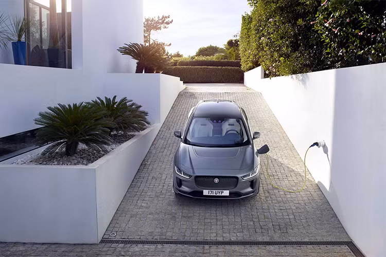Xe ôtô điện Jaguar i-Pace là một chiếc SUV độc đáo. Ngôn ngữ thiết kế trên xe mang phong cách của dự án siêu xe C-X75. Cabin được kéo về phía trước, chiều dài cơ sở lớn và phần đầu nhô ra khá ngắn nhằm tăng không gian cho người ngồi bên trong, tăng độ rộng góc quan sát và tính khí động học.
