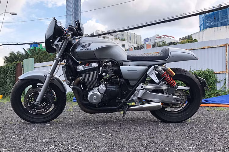 Vào thập niên 90, Honda đã phát triển một dự án "Project Big 1" nhằm tạo ra một mẫu naked bike cỡ lớn với các đặc tính của một chiếc môtô phổ thông Nhật Bản (UJM - Universal Japanese Motorcycle). Thành quả của dự án này là chiếc xe môtô Honda CB1300 mạnh mẽ và đầy cá tính.