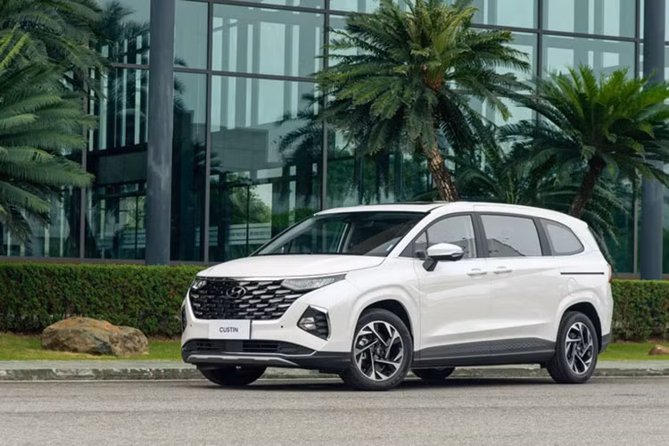 Gia dinh 6 nguoi co nen mua xe Hyundai Custin?