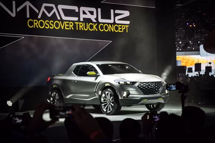 Sau khi được giới thiệu tại triển lãm ôtô Bắc Mỹ (hay còn gọi là Detroit Auto Show) năm 2015, Hyundai gần như đã ''bỏ quên'' dự án về chiếc bán tải Hyundai Santa Cruz concaept này. Lý do là hãng xe Hàn tập trung toàn lực cho phân khúc SUV và phân hiệu hạng sang Genesis.