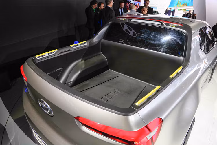 Có khá nhiều thông tin bên lề về mẫu bán tải đang được trông đợi này của Hyundai. Một báo cáo gần đây cho biết Santa Cruz sẽ dùng chung khung gầm với chiếc crossover Tucson để tiết kiệm chi phí và thời gian phát triển. Trong khi một bài báo khác khẳng định chiếc bán tải này sẽ được sản xuất tại nhà máy ở bang Alabama - Mỹ từ năm 2021.
