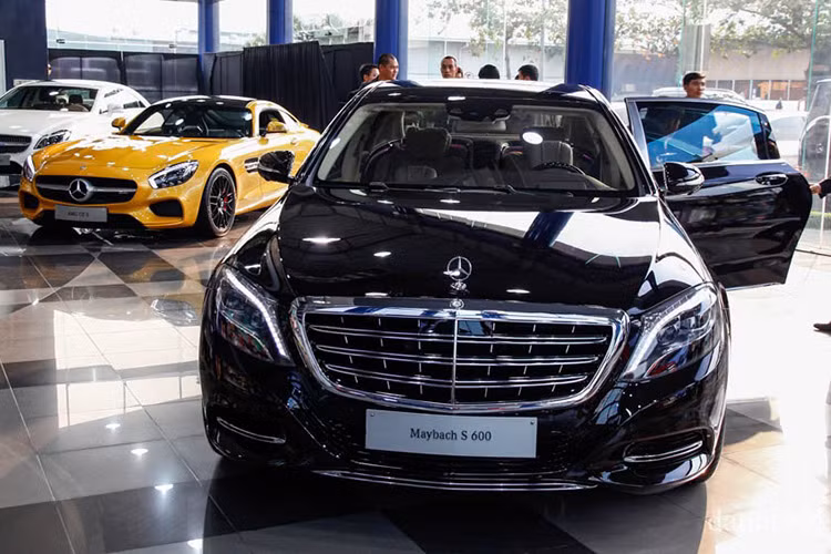 Từng ra mắt thị trường Việt Nam vào đầu tháng 1/2015 mẫu xe này có giá bán 9,699 tỷ đồng, một năm sau xe được điều chỉnh tăng thêm 270 triệu đồng và sau đợt áp dụng mức thuế Tiêu thụ đặc biệt mới vào tháng 7/2016, Mercedes-Maybach S600 có mức tăng kỷ lục 14,2 tỷ đồng.