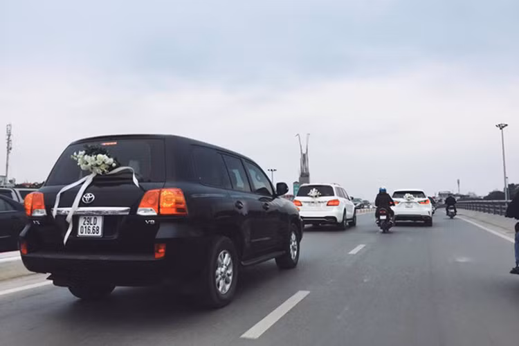 Các mẫu xe rước dâu tại đám cưới Hà Nội này đều thuộc loại đắt tiền trị giá cả tỷ đồng, đoàn xe nối đuôi nhau thành một hàng trên phố Hà Nội cuối tuần vừa qua đã thu hút sự chú ý của nhiều người yêu xe.