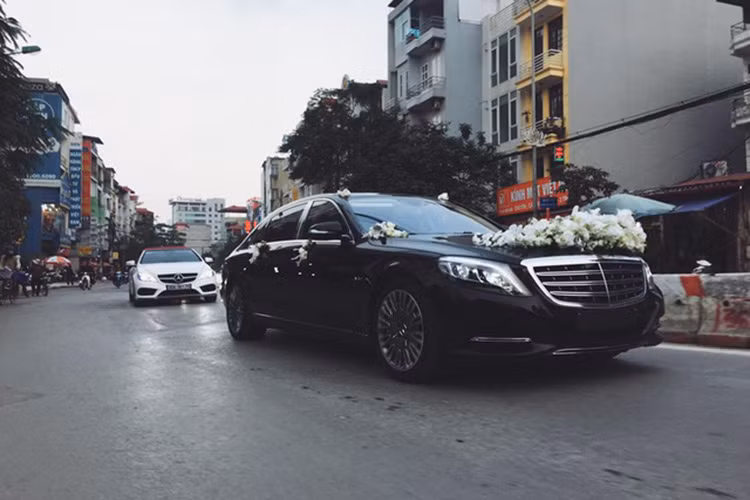 Cuối tuần vừa qua, một lễ rước dâu tại Hà Nội thu hút sự chú ý của người đi đường khi có sự góp mặt của đoàn xe sang trọng nối đuôi nhau hàng dài trên phố. Trong đó, chiếc xe siêu sang Mercedes-Maybach S600 được chọn làm xe hoa dẫn đoàn.