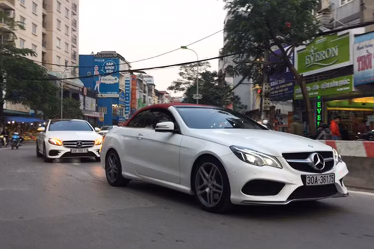 Ngoài ra, trong đoàn xe rước dâu còn có sự xuất hiện của nhiều mẫu xe sang như Mercedes-Benz E400 mui trần, E300 AMG 2017, Toyota Land Cruiser VX 2016 hay Lexus. Tất cả đều được trang trí đơn giản với hoa cưới phía đuôi xe.