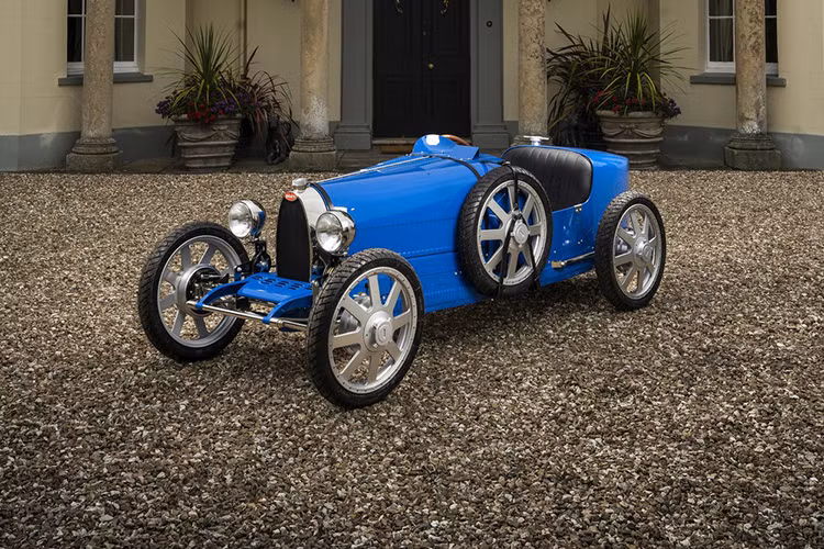 Mới đây, Bugatti đã hé lộ một mẫu xe mới để kỷ niệm 110 năm thương hiệu, và nó có một cái giá mềm hơn nhiều. Nó là một chiếc xe đồ chơi dựa trên siêu xe Bugatti Type 35, một chiếc xe được công nhận là một trong những chiếc xe đua vĩ đại nhất mọi thời đại.