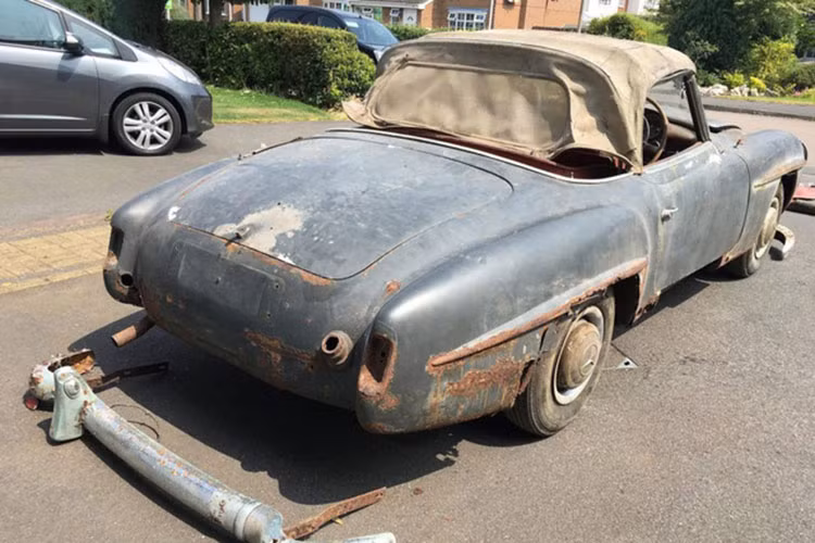 Theo một số nguồn tin cho hay, chiếc Mercedes-Benz 190SL không hề được động vào từ cuối thập niên '80. Chủ nhân của chiếc 190SL không hề có ý định phục chế "đống sắt vụn" này. Thậm chí, người chủ còn không biết giá trị của chiếc 190SL bị gỉ khắp nơi như sắt vụn này.