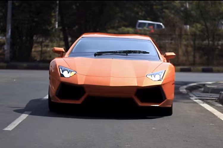 Chiếc xe Lamborghini Aventador nhái này được tự chế từ sedan Honda Accord V6 đời 2007. Chịu trách nhiệm chế tạo chiếc Lamborghini Aventador là xưởng độ Modcar Trendz ở Mumbai, Ấn Độ theo yêu cầu từ một dân chơi đam mê siêu xe nhưng không đủ kinh phí.
