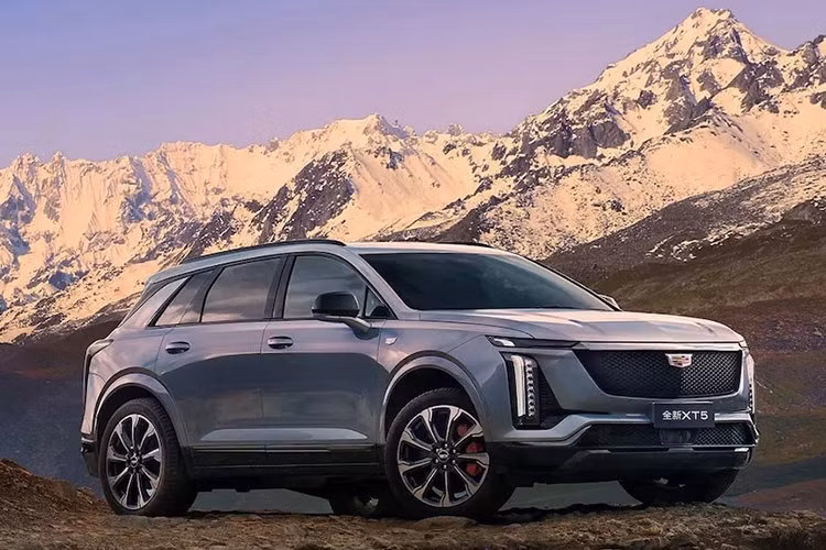 Được thiết kế để cạnh tranh với các đối thủ trong phân khúc SUV hạng sang cỡ D như Mercedes-Benz GLC hay BMW X3, Cadillac XT5 hạng sang đã được ra mắt từ cuối năm 2015. Kể từ đó tới nay đã gần 1 thập kỷ nhưng XT5 chỉ có duy nhất một đợt facelift vào năm 2020.