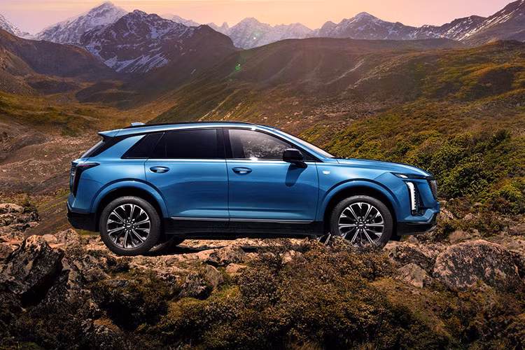 Về ngoài thất, mẫu xe SUV hạng sang Cadillac XT5 2025 mới có một thiết kế "rất Mỹ" với lưới tản nhiệt rộng được bao quanh bởi các cụm đèn chia đôi theo phong cách các dòng xe gần đây của hãng như Escalade iQ, Vistiq hay Optiq. Cadillac nói rằng mẫu xe này có đèn pha chống chói thích ứng tự động tránh người đi bộ, cũng như các phương tiện ngược chiều. 