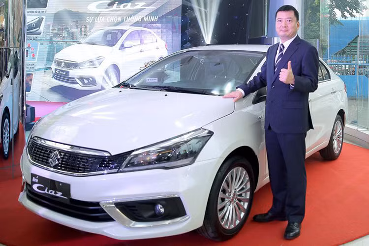 Lượng xe Suzuki Ciaz bán ra tại Việt Nam trong tháng 6/2021 chỉ đạt 14 xe, tăng 2 xe so với trước. Sau 6 tháng đầu năm 2021, chiếc sedan cỡ B này bán được 297 xe. Tuy giá rẻ chỉ khoảng 400 - 600 triệu đồng, nội thất rộng rãi không kém gì xe hạng C nhưng sedan hạng B Suzuki Ciaz nhập Thái luôn nằm trong top xe bán ế nhất phân khúc tại thị trường Việt Nam.