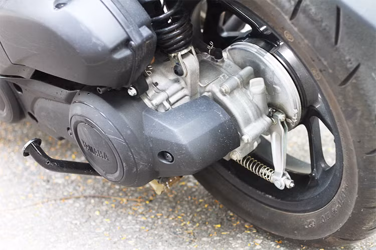 Xe sở hữu khối động cơ Bluecore 155cc, 1 xi-lanh SOHC làm mát bằng chất lỏng với các công nghệ hiện đại như phun nhiên liệu điện tử, hệ thống điều khiển van biến thiên VVA, lòng xi-lanh bằng hợp kim DiASil. Động cơ cho công suất 15 mã lực tại 8.000 vòng/phút và mô-men xoắn cực đại 13,8 Nm tại 6.250 vòng/phút.