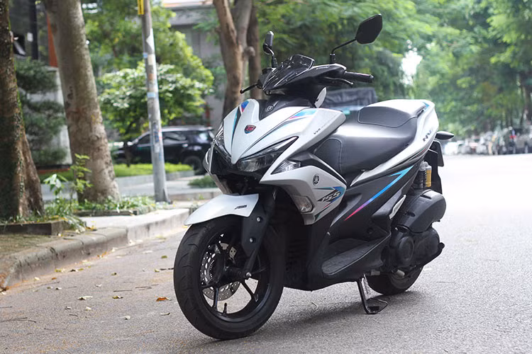 Tại thị trường Việt Nam, Yamaha NVX 155 sở hữu mức giá từ 46,2 triệu đồng. Phiên bản giới hạn kỷ niệm 20 năm trong bài viết này có mức giá niêm yết là 52,740 triệu đồng. Sở hữu nhiều công nghệ cùng với việc nâng cấp ngày càng hoàn thiện hơn, NVX 155 đang được xem là "hàng hot" trên thị trường xe ga hiện nay. Nó được xem là đối thủ khiến Honda PCX 150 vốn "khá bảo thủ" trong thiết kế phải dè chừng.