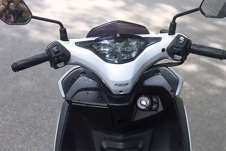 Ở phía sau yếm, Yamaha đã bố trí cho NVX một hộc chứa đồ nhỏ có nắp đậy để có thể gắn thêm khẩu để xạc các thiết bị di động. Bên cạnh là ổ khóa thông minh với núm vặn kèm công tắc mở cốp và nắp bình xăng.