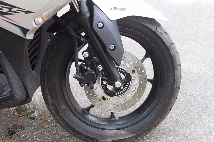 Chiếc xe sử dụng cấu hình bánh 14 inch ở cả phía trước và sau. Trong đó, bánh trước của xe sử dụng lốp có kích thước 110/80/14, đồng thời được lắp hệ thống phanh đĩa cỡ 230 inch có trang bị chống bó cứng ABS. Hệ thống phuộc trước của xe dạng nhún lò xo, phía sau là lò xo trụ dầu.