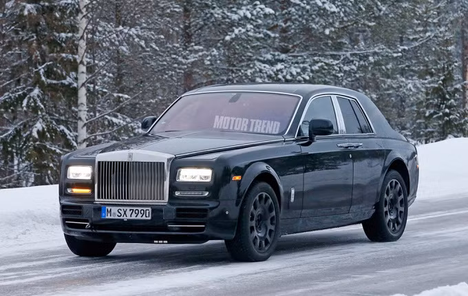 Nếu như trước đây mẫu xe SUV Rolls-Royce Cullinan đã từng được hé lộ thì nay nó đang xuất hiện trên đường tuyết tại Thụy Điển trong quá trình thử nghiệm với ngoại thất cùng nhiều chi tiết lộ diện hoàn toàn.