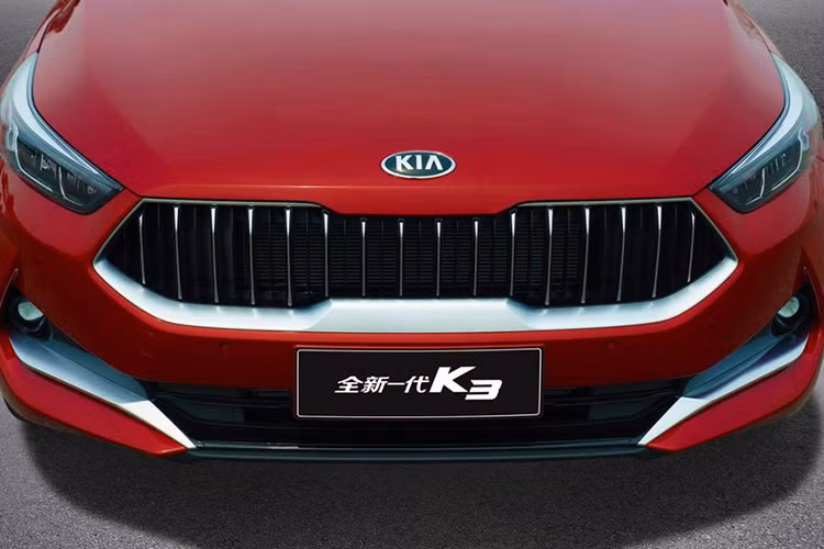Nếu để ý kỹ, bộ lưới tản nhiệt này của K3 2019 có chút tương đồng khi so sánh với các mẫu xe của hãng siêu xe Ý - Maserati, hay xe sang BMW- Đức. Tiếp tới là cụm đèn chiếu sáng với công nghệ Led toàn phần sắc cạnh cùng thấu kính projecter đã bị lược bỏ, thay vào đó là các choá Led dài cho cảm giác sáng sủa và đơn giản hơn.
