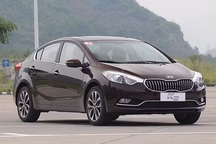 Đầu tiên là động cơ xăng 4 xi-lanh, tăng áp, dung tích 1,4 lít với công suất tối đa 130 mã lực. Thứ hai là động cơ xăng 4 xi-lanh, hút khí tự nhiên, dung tích 1,5 lít, sản sinh công suất tối đa 115 mã lực. Trong khi đó, hệ thống plug-in hybrid bao gồm máy xăng 1,6 lít và mô-tơ điện tạo ra công suất tổng cộng 105 mã lực. Hiện giá xe Kia K3 2019 ở Trung Quốc vẫn chưa được công bố.