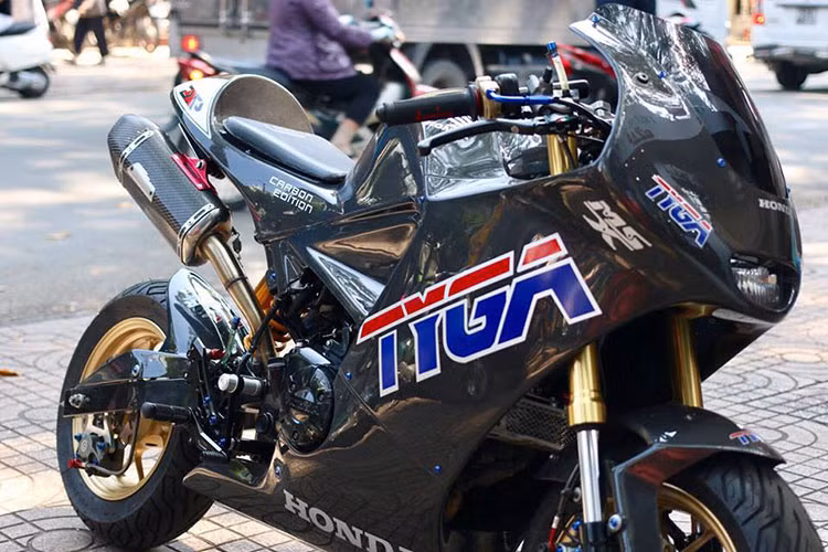 Sở hữu ngoại hình bắt mắt và thể thao, chiếc xế nổ côn tay cỡ nhỏ Honda MSX 125 được một người chơi xe tại TP HCM khoác lên mình dàn áo full carbon từ thương hiệu Tyga danh tiếng. Bên cạnh đó, nó còn được độ lại theo phong cách siêu môtô đường phố đình đám RC213V của Honda.