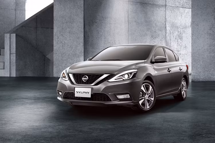 Vòng ra bên sườn, chúng ta có thể nhận ra thiết kế của Nissan Sylphy 2019 gần như không thay đổi so với phiên bản cũ. Thay vào đó, hãng Nissan chỉ bổ sung chắn bùn mới sao cho phù hợp với sự thay đổi của cụm đèn pha cùng bộ vành hợp kim 16 inch 5 chấu kép có thiết kế như lưỡi dao mới, phối 2 màu bạc và xám nòng súng. Đuôi xe được trang bị cản sau mới, tích hợp đèn phản quang tái thiết kế ở hai góc.
