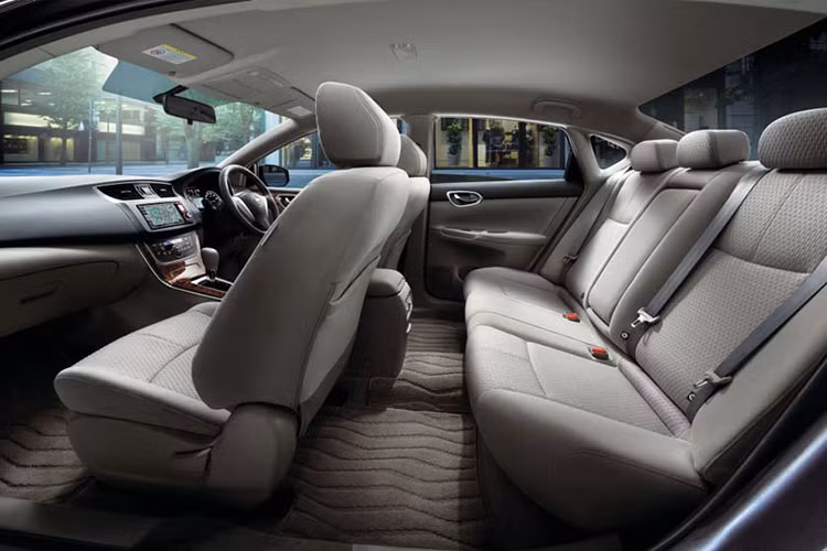 Đáng tiếc là vô lăng, bảng đồng hồ và cụm điều khiển trung tâm của Nissan Sylphy 2019 vẫn giống hệt phiên bản cũ. Xe vẫn được trang bị động cơ xăng 4 xi-lanh, dung tích 1,6 lít, sản sinh công suất tối đa 116 mã lực và mô-men xoắn cực đại 154 Nm. Sức mạnh được truyền tới bánh thông qua hộp số biến thiên vô cấp CVT.