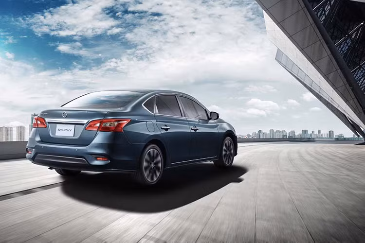 Bước sang phiên bản 2019, Sylphy vẫn tiếp tục được áp dụng ngôn ngữ thiết kế hiện tại của thương hiệu Nissan. Điều này được thể hiện rõ nhất ở đầu xe với lưới tản nhiệt V-Motion đặc trưng. Ngoài ra, Nissan Sylphy 2019 còn được trang bị cụm đèn pha tái thiết kế, tích hợp dải đèn LED định vị ban ngày hình boomerang. Bên dưới là cản trước cải tiến với thiết kế hầm hố hơn trước.