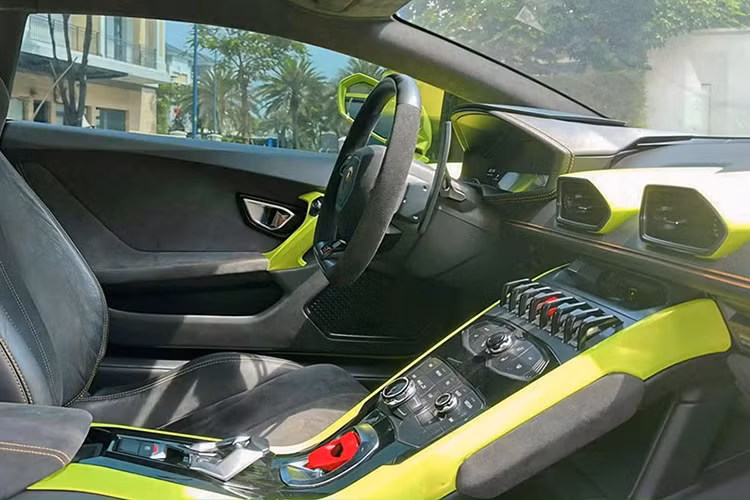 Lamborghini Huracan LP610-4 sử dụng khối động cơ V10 dung tích 5.2L, hút khí tự nhiên cùng hệ thống phun nhiên liệu trực tiếp. Xe có công suất tối đa 610 mã lực cùng mô men xoắn cực đại 560 Nm.