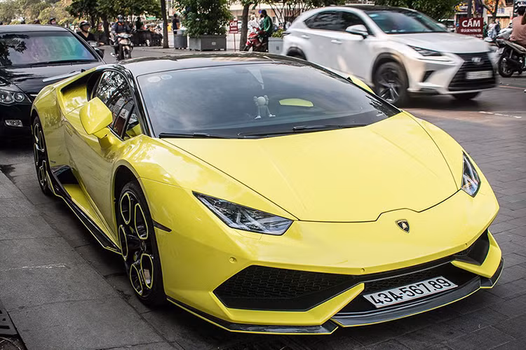 Nội thất của Huracan LP610-4 sử dụng nhiều chất liệu cao cấp như da Nappa hay Alcantara, với khu vực taplo được tinh chỉnh lại so với đàn anh Gallardo. Đối thủ trực tiếp của Huracan có thể kể đến những cái tên như McLaren 650S, McLaren 720S, Audi R8, Ferrari 458 Speciale hay 488 GTB…