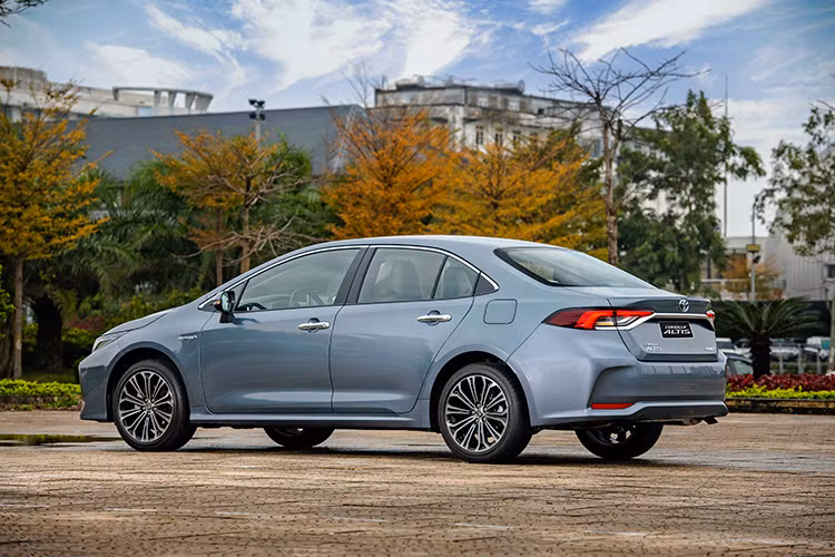 Giá xe Toyota Corolla Altis 2022 được bán ra Việt Nam cho 3 phiên bản gồm 1.8G, 1.8V và 1.8HEV rẻ hơn nhiều so với giá dự kiến trước đó, khởi điềm từ 719 triệu đồng và cao nhất lên tới 860 triệu đồng. Riêng đối với tùy chọn ngoại thất màu trắng ngọc trai, người dùng vẫn cần phải chi thêm 8 triệu đồng.