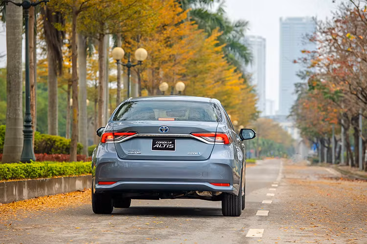Ở thế hệ mới, Toyota Corolla Altis 2022 được phát triển trên cơ sở gầm bệ TNGA mới nhất của hãng xe Nhật Bản, giống với đàn anh Camry. Điều này khiến mẫu xe này có thiết kế ngoại thất chịu nhiều ảnh hưởng từ Toyota Camry với lưới tản nhiệt khá lớn ở mặt ca-lăng.