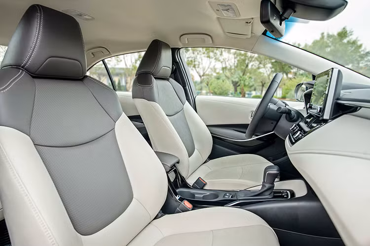 Tiếp đến, màn hình giải trí trung tâm là loại 9 inch đặt nổi, có kết nối Apple CarPlay không dây và ngoài ra còn có điều hòa tự động 2 vùng và phanh tay điện tử. Về khả năng vận hành, bản 1.8G và 1.8V của Toyota Corolla Altis 2022 được trang bị động cơ xăng, dung tích 1.8L cho công suất tối đa 138 mã lực cùng mô-men xoắn cực đại đạt 173 Nm.