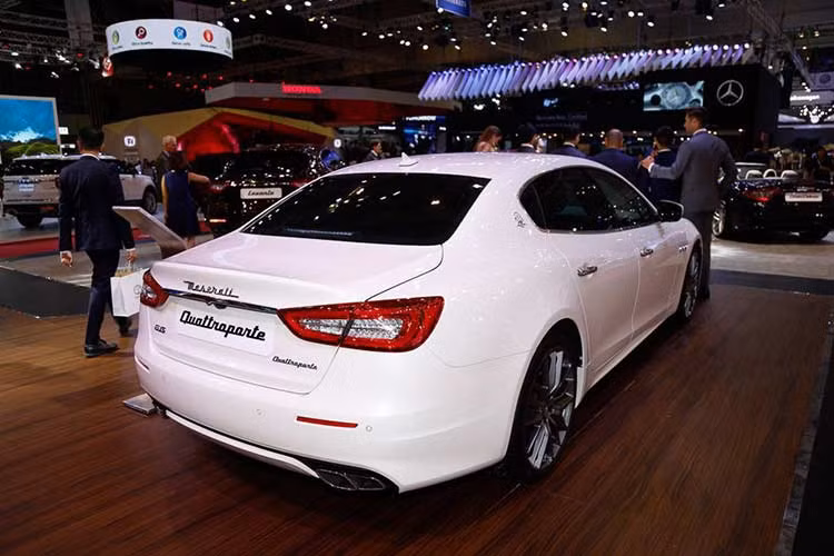 Các tính năng hỗ trợ lái hiện đại cho Quattroporte GTS GranLusso 2018 bao gồm kiểm soát hành trình chủ động với chức năng ngắt động cơ thông minh, hệ thống cảnh báo va chạm phía trước với chức năng tự động thắng khi phát hiện nguy cơ va chạm, cảnh báo lệch làn đường và camera toàn cảnh 360 độ.