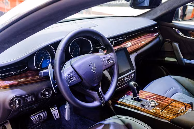 Tiến vào bên trong khoang lái, mẫu xe hạng sang Maserati Quattroporte GTS GranLusso 2018 mới ra mắt thị trường Việt Nam còn có gói trang bị nội thất Ermenegildo Zegna, đây là một trong những nhãn hiệu thời trang danh tiếng tại Italy đã kết hợp với hãng xe sang Maserati.