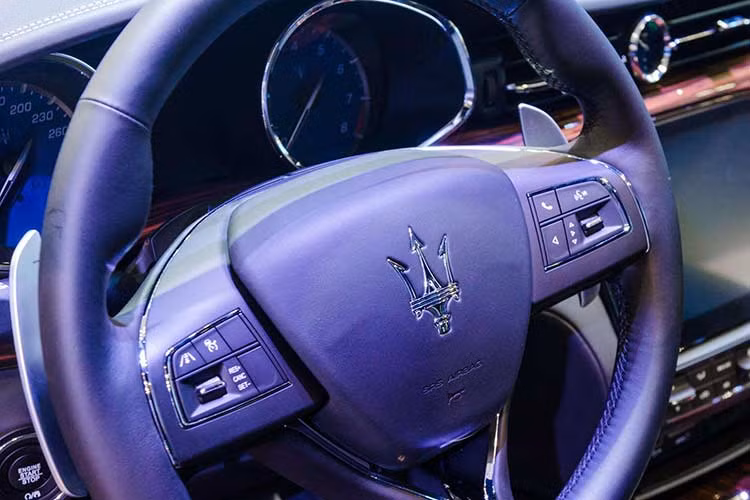 Các ghế ngồi trên chiếc Quattroporte GTS GranLusso 2018 là sự kết hợp giữa lụa Ermenegildo Zegna màu xám tro Anthracite và da màu xám. Điểm nhấn có thể kể đến các đường chỉ may thủ công màu trắng nổi bật. Ngoài ra còn có các chất liệu gỗ cao cấp được trang bị cho xe.
