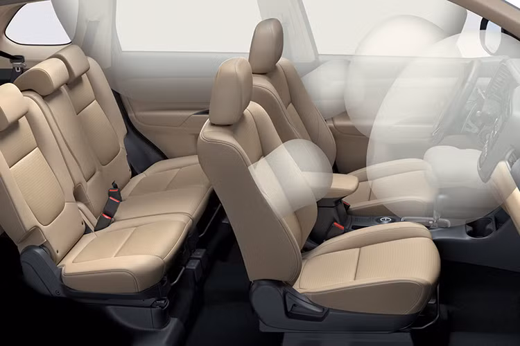 Khoang lái của Mitsubishi Outlander 2.4 CTV đơn giản nhưng hiện đại, với thiết kế chủ yếu tập trung vào người lái. Vô-lăng 3 chấu thể thao, tích hợp đầy đủ những phím bấm chức năng cho hệ thống thoại rảnh tay, hệ thống thông tin giải trí hay cruise control; đặc biệt là có thêm lẫy chuyển số. Toàn bộ ghế được bọc da màu kem, ghế lái chỉnh điện 8 hướng, sưởi ghế cho hai ghế trước,…