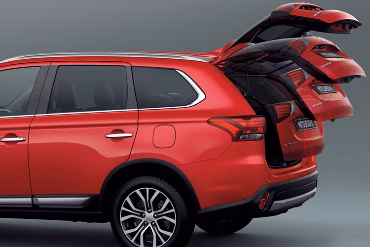 Mitsubishi Outlander 2018 được trang bị đầy đủ những hệ thống an toàn cao cấp như hệ thống cân bằng điện tử ASC, hệ thống phanh an toàn ABS – EBD – BA; hệ thống chống tăng tốc ngoài kiểm soát; hỗ trợ khởi hành ngang dốc, 7 túi khí,…