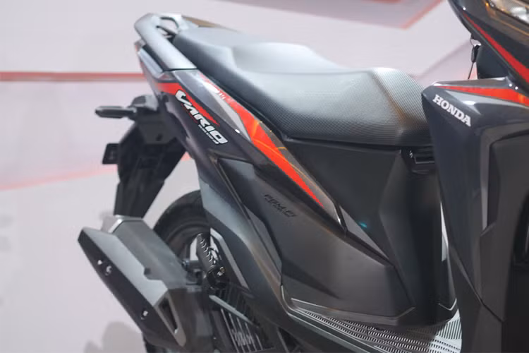 Hệ thống chìa khóa thông minh Honda Smart Key còn được tích hợp thêm tính năng định vị xe và tính năng báo động chống trộm như mẫu Honda SH. Việc kích hoạt tính năng này được thực hiện trên bộ điều khiển FOB đi kèm xe. Đây là cải tiến mới nhất, hiện đại hơn so với phiên bản cũ.