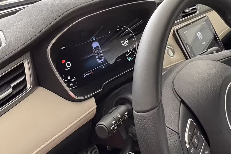 Bên trong mẫu SUV MG RX5 2023 cỡ C này là không gian nội thất với 2 hàng ghế và 5 chỗ ngồi. Trong đó, hàng ghế sau có thể gập 60:40 để tăng thể tích khoang hành lý. Khi ghế sau không gập xuống, khoang hành lý vẫn có dung tích 430 lít. 