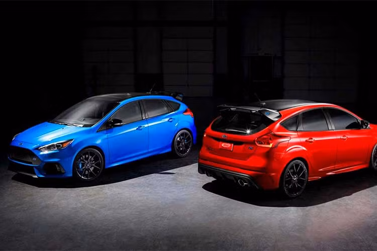 Bên dưới nắp ca-pô của Focus RS Red Edition 2018 là khối động cơ EcoBoost 2.3L cho công suất tối đa 350 mã lực và mô-men xoắn cực đại 440 Nm. Hộp số sàn 6 cấp cùng hệ dẫn động 4 bánh tiêu chuẩn. 