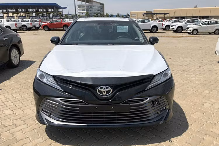 Nhiều khả năng, phiên bản phiên bản Toyota Camry 2.0G mới sẽ sử dụng động cơ cũ, là máy xăng 2.0 lít, cho công suất tối đa 165 mã lực. Còn bản 2.5Q có thể có động cơ 2.5 lít mạnh hơn, công suất 209 mã lực. Cả 2 phiên bản đều sử dụng hộp số tự động 8 cấp.