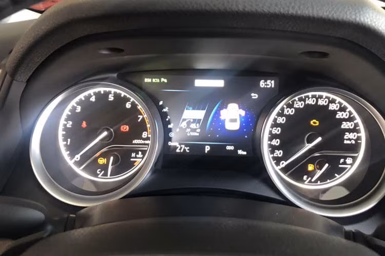 Xe cũng được trang bị hai đồng hồ Analog hai bên cùng một màn hình LCD ở giữa dễ nhìn và hiện đại. Màn hình giải trí trung tâm LCD với cách bố trí hợp lý và đơn giản tích hợp bản đồ định vị... Hàng ghế sau cũng được chỉnh điện để giúp người ngồi có cảm giác thoải mái hơn.