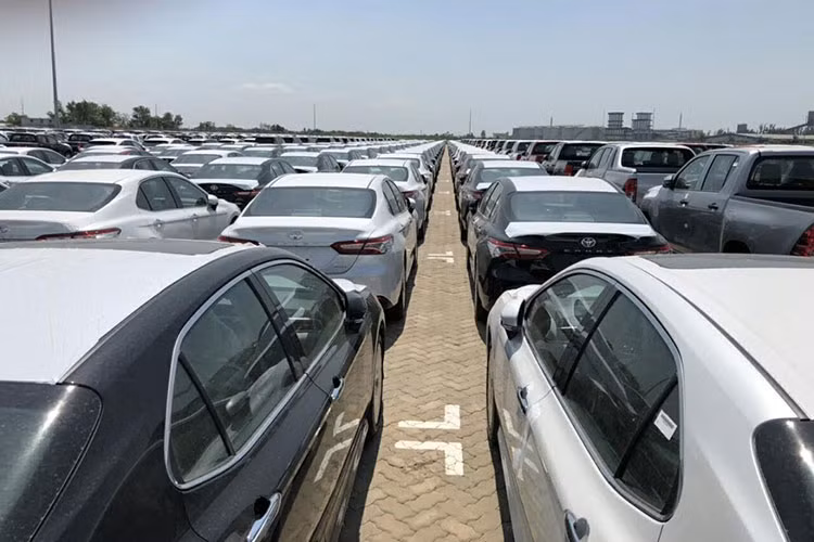 Như để dọn đường cho việc bán Toyota Camry hoàn toàn mới, nhiều đại lý đang thực hiện ưu đãi giảm giá xe Toyota Camry lắp ráp đang bán hiện nay. Tại các đại lý Toyota chính hãng ơ Hà Nội, phiên bản Camry lắp ráp trong nước đời 2018 được giảm giá 55 triệu đồng cho phiên bản 2.0E và 65 triệu đồng bản 2.5G. Riêng phiên bản 2.5Q đã hết hàng.