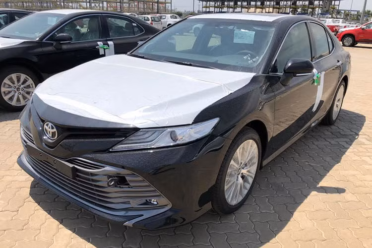 Toyota Camry là mẫu sedan cỡ D bán chạy nhất tại Việt Nam hiện nay, bỏ xa về mặt doanh số so với các đối thủ như Mazda6, Kia Optima hay Honda Accord. Trong năm 2018, Toyota Camry bán ra 4.508 xe. Hiện tại, Camry đang được bán tại Việt Nam gồm 3 phiên bản 2.0E, 2.5G và 2.5Q tương ứng với mức giá từ 997 triệu đến 1,302 tỷ đồng.