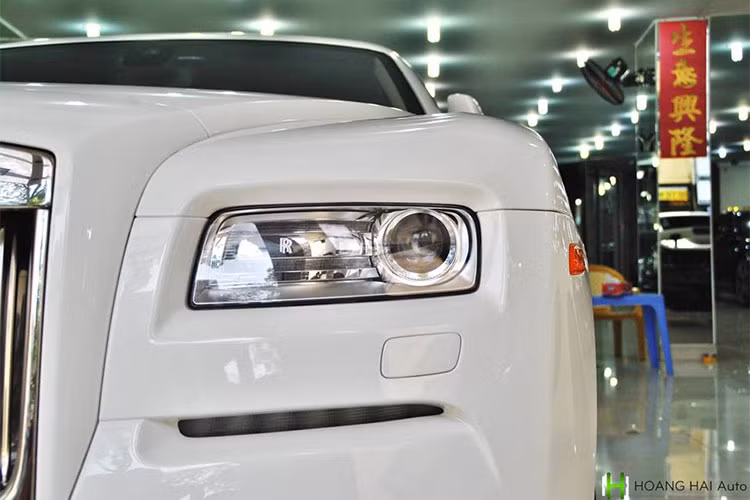 Chiếc xe sang Rolls-Royce Wraith này sở hữu màu sơn trắng được làm mới lại theo yêu cầu của đại gia Đặng Lê Nguyên Vũ. Phần đầu xe được trang bị cụm đèn pha LED lớn dạng hình chữ nhật tương đồng với thiết kế của bộ lưới tản nhiệt, một dải đèn LED nằm ngang chiếu sáng ban ngày, biểu tượng Spirit of Ecstasy nằm ở chính giữa đầu xe.