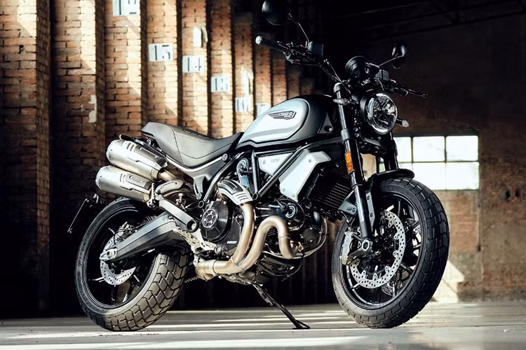 Dòng xe Scrambler của Ducati hiện đang là dòng xe có nhiều phiên bản nhất trong số các dòng xe của Ducati cũng như các dòng xe từ các đối thủ khác. Thế nhưng Ducati vẫn không ngừng gia tăng số lượng mẫu xe Scrambler, bằng chứng là hãng xe Ý vừa giới thiệu phiên bản mới của Scrambler mang tên Ducati Scrambler 1100 Dark Pro mới.