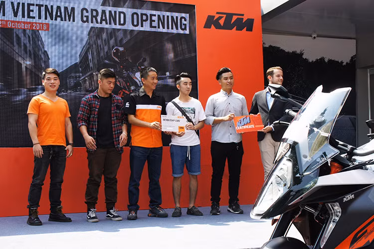 Sau showroom đầu tiên tại Sài Gòn, Công ty TNHH kỹ thuật mô tô SAPA đã long trọng khai trương showroom KTM Việt Nam thứ hai ở khu vực miền Bắc. Showroom tại Hà Nội là cơ sở thứ 2 của KTM VIETNAM tại Việt Nam với tổng diện tích 200m2, thiết kế theo tiêu chuẩn toàn cầu.