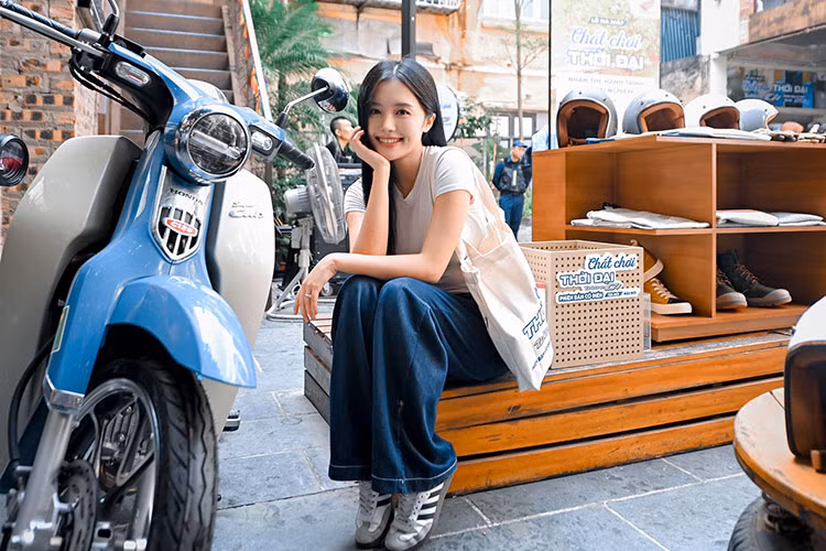 Lấy cảm hứng từ màu sắc của chiếc Super Cub C100 đầu tiên, phiên bản 2025 bổ sung màu Xanh Trắng hoàn toàn mới. Lớp sơn nhũ ánh kim màu xanh cổ điển mang cảm giác hoài niệm mà sang trọng, đan xen tinh tế với các mảng ốp sơn trắng, cùng yên xe màu đỏ lạ mắt, tạo ấn tượng tổng thể cao cấp, mới mẻ và đầy cuốn hút. 
